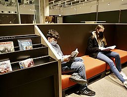 Chiara K�gler und Michael Emmerich konnten die ersten M�belst�cke, die sich bereits in der Jugendbibliothek befinden, vorab schon einmal testen