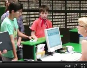 Schüler bei der Recherche