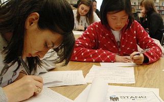 schreibende Sch�lerinnen