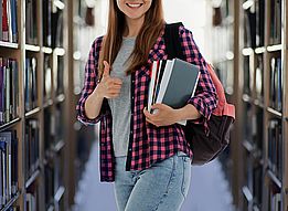 Sch�lerin in der Bibliothek